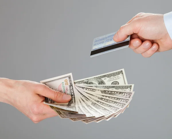 Exchanging credit card and money — Stock Photo, Image