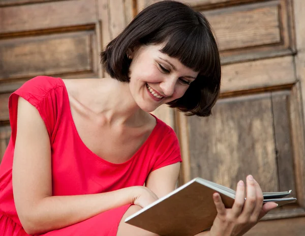 Girl reading a book outdoors — Stock Photo, Image