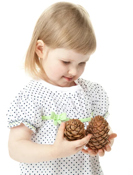 Niña jugando con cono de pino —  Fotos de Stock