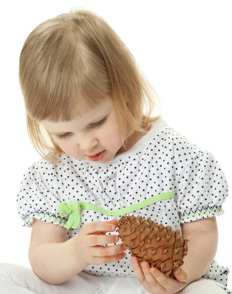 Bébé fille jouer avec pin cône — Photo