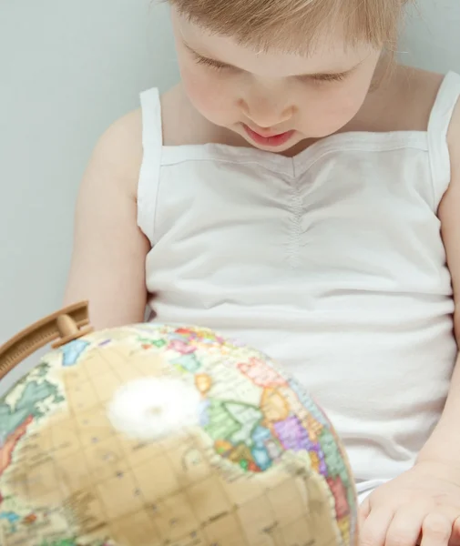 Little girl with globe — Stock Photo, Image