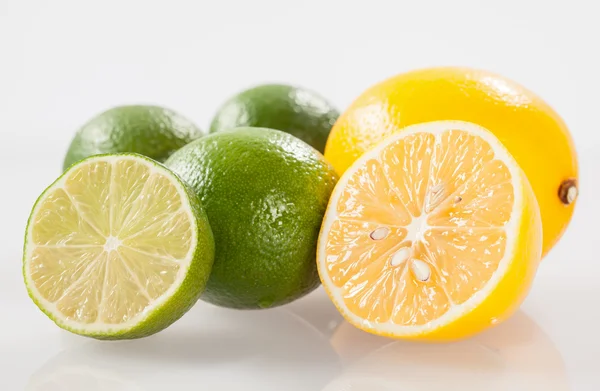 Fresh ripe Limes and lemons — Stock Photo, Image