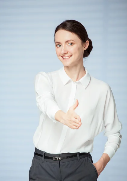 Geschäftsfrau reicht Handschlag — Stockfoto