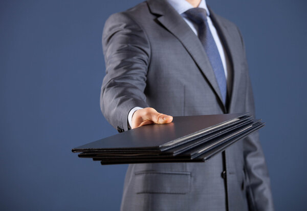 Бизнесмен с папками
