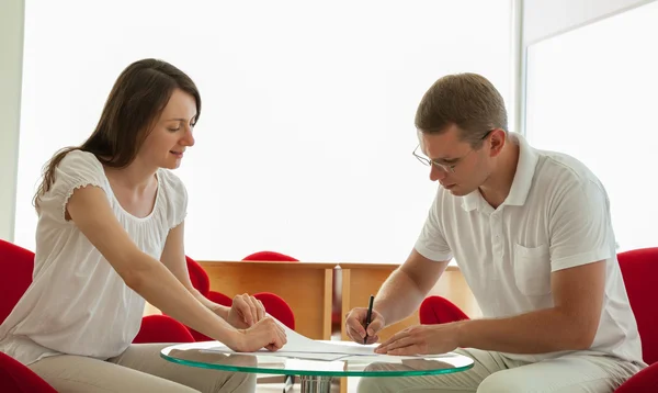 Businesspeople discussing data — Stock Photo, Image