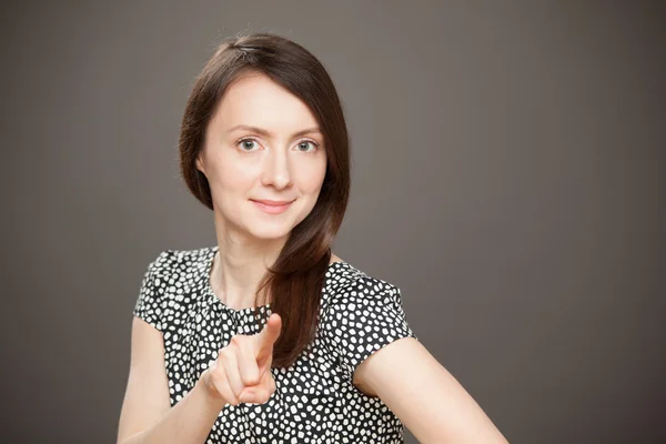 Woman wijzend op camera — Stockfoto