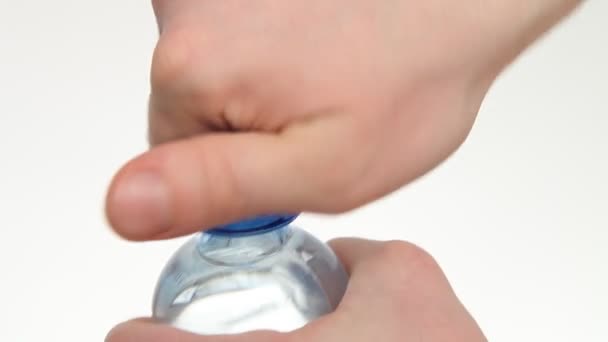 Mão humana segurando garrafa — Vídeo de Stock