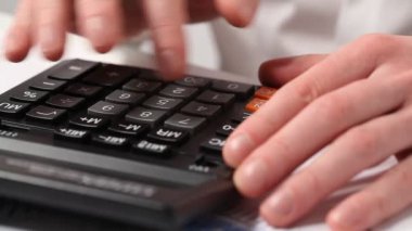 Hesap makinesini kullanarak iş adamı elinde