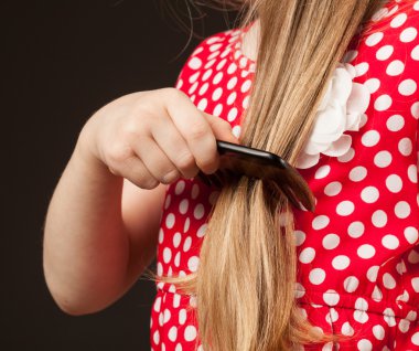 Kız onu uzun saç tarama