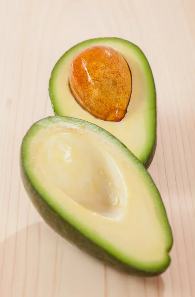 Аппетитные фрукты авокадо — стоковое фото