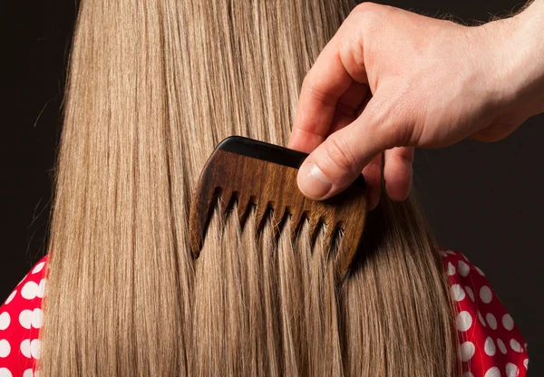Męskiej ręki czesanie piękne długie włosy — Zdjęcie stockowe