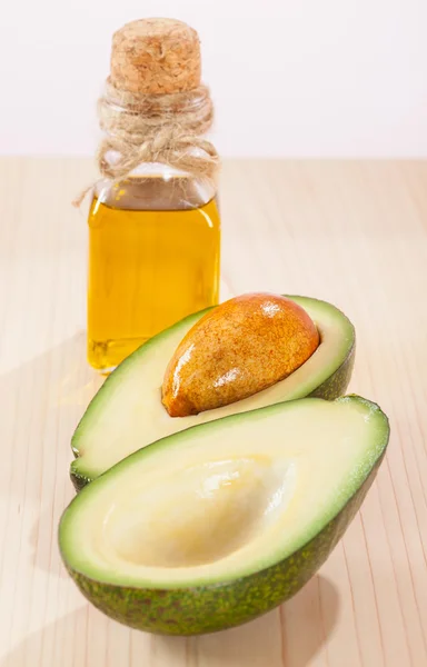 Aguacate en rodajas y una botella de aceite —  Fotos de Stock