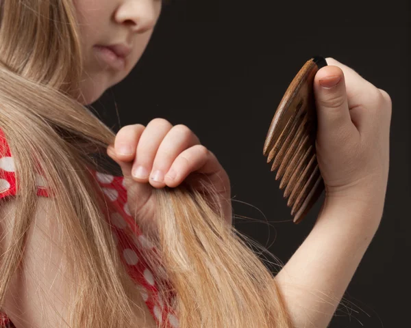 Дівчина з красивим довгим волоссям — стокове фото