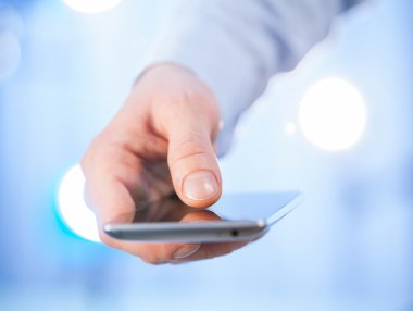bir cep telefonu kullanarak iş adamı