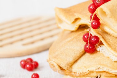 Kırmızı kuş üzümü ve krep