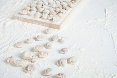 Masanın üzerinde et köfte