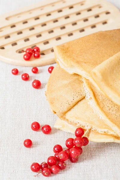 Rode aalbessen en pannenkoeken — Stockfoto