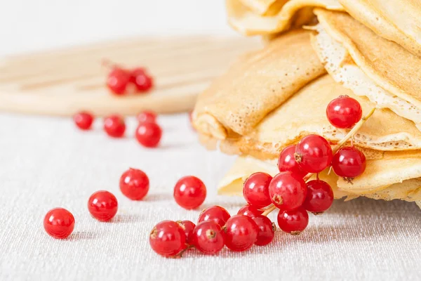 Grosellas rojas y tortitas —  Fotos de Stock
