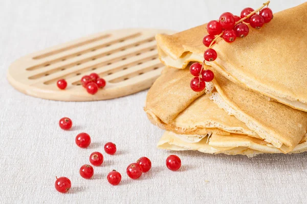 Rode aalbessen en pannenkoeken — Stockfoto