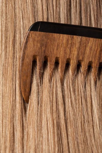 Hand combing beautiful long hair — Stock Photo, Image