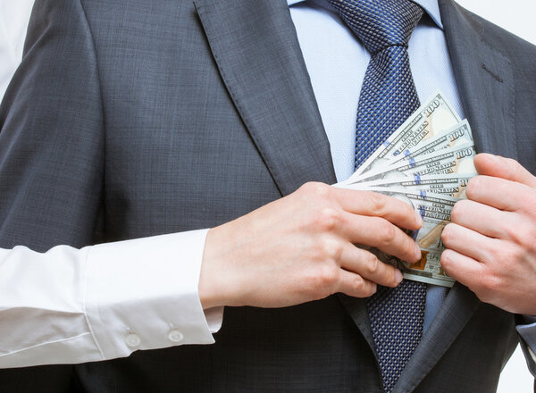Давать взятку в карман
