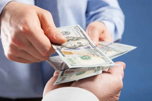 Human hands exchanging money — Stock Photo, Image