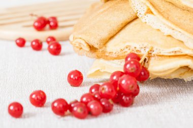 Kırmızı kuş üzümü ve krep