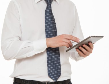 bir yastık tutan işadamı