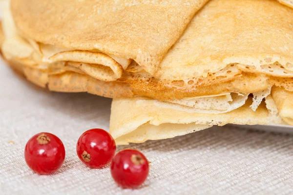 Rode aalbessen en pannenkoeken — Stockfoto