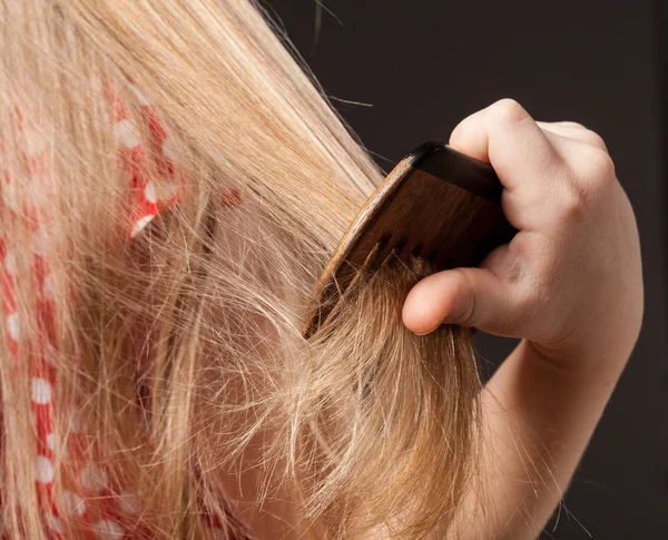 Girl combing her long hair — Stock Photo, Image