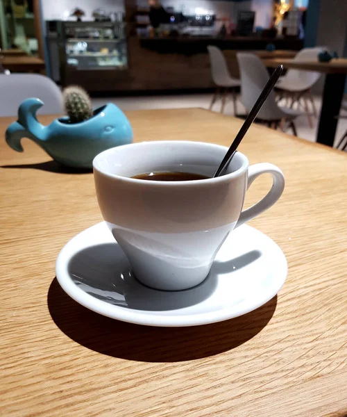 Una Taza Café Una Agradable Cafetería Cactus Sobre Mesa — Foto de Stock