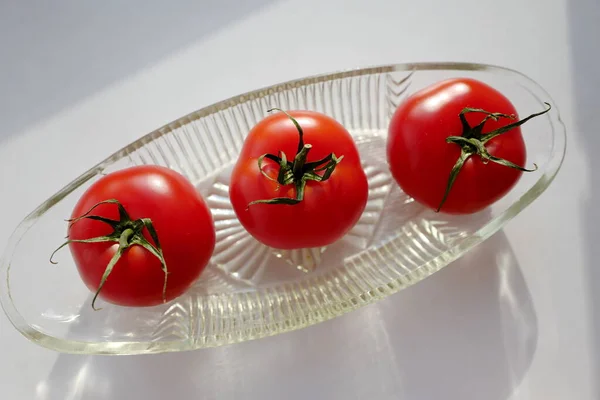 Drei Tomaten Einer Ovalen Vase — Stockfoto