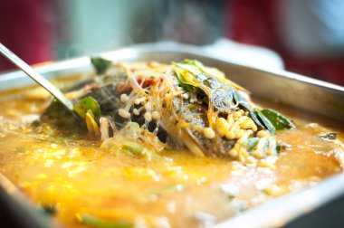 Klasik Tom Yum balık çorbası yerel bir Tay restoranı hizmet