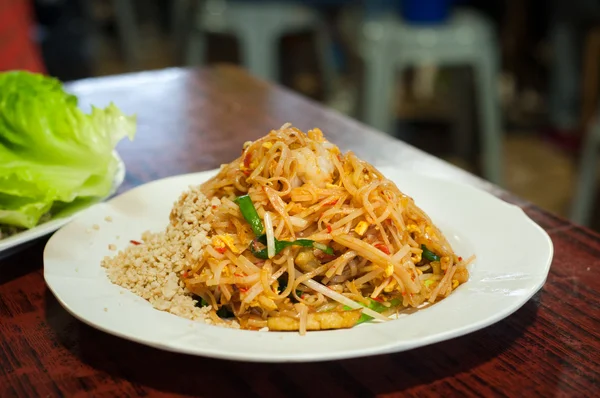 Classic pad Thai noodles dish served at a local restaurant — Stock Photo, Image