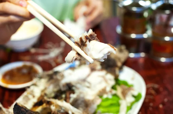 Eating Thai-style grilled fish at a Thai restaurant — Stock Photo, Image
