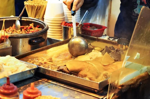 Estufa hirviendo de despojos en un puesto de comida callejera de Hong Kong — Foto de Stock