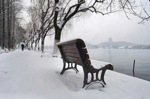 Snow-covered bench on the banks of West Lake, Hangzhou, China — Stock Photo, Image