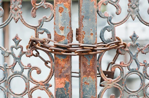 Rdzewieje bramy zablokowany z łańcuchem — Zdjęcie stockowe