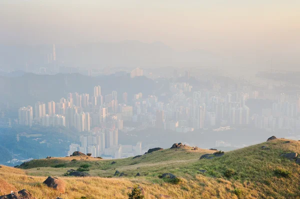Hong kong durch Luftverschmutzung verdunkelt, vom Kotau aus gesehen. — Stockfoto