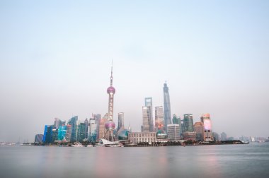 Alacakaranlıkta Shanghai finansal bölgesinin gökdelenler