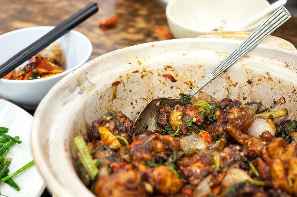 Chicken in a pot served at one of Hong Kong's many cooked food centres — Stock Photo, Image