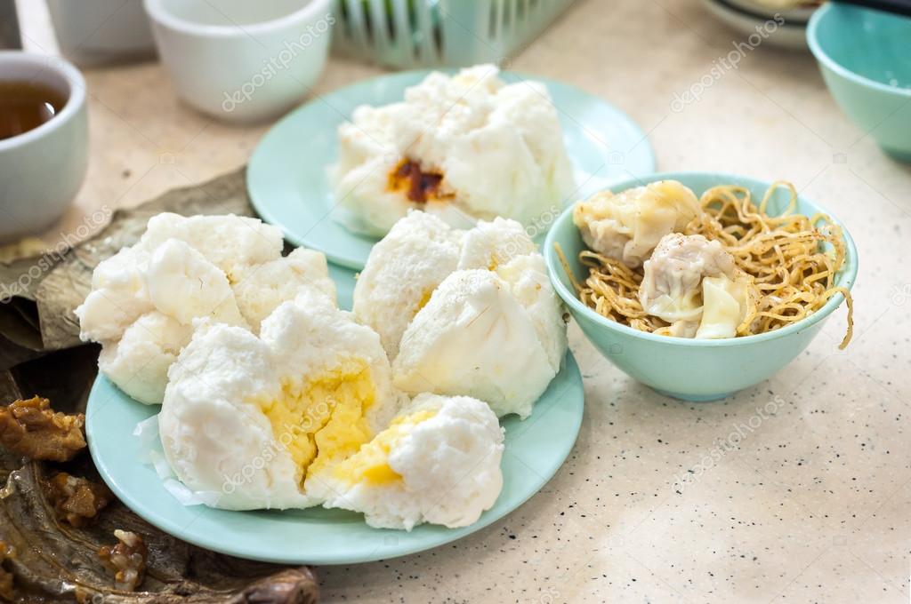 Variety of dim sum dishes served at a Hong Kong cooked food centre