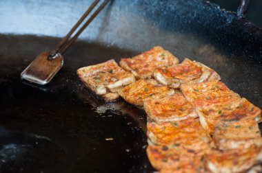 Çin ve Asya çevresinde popüler bir sokak snack Kızarmış tofu olduğunu