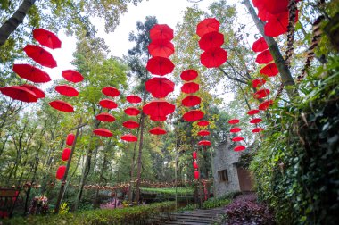 Kırmızı şemsiye bir bahçe Nanhuashan, Fenghuang antik köy, Çin üzerinde asılı