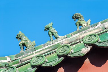 Lama Tapınağı, Beijing çatısında sırlı seramik veliler