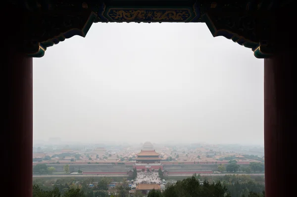 Άποψη της απαγορευμένης πόλης από το πάρκο Jingshan μια μολυσμένων ημέρα στο Πεκίνο, Κίνα — Φωτογραφία Αρχείου
