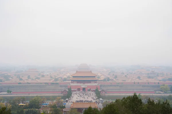 Vista da Cidade Proibida envolta na poluição do Parque Jingshan, Pequim — Fotografia de Stock