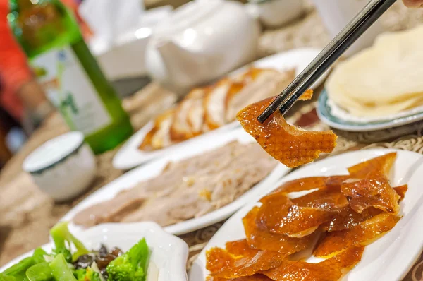 Eating roast duck at a Beijing roast duck restaurant — Stock Photo, Image