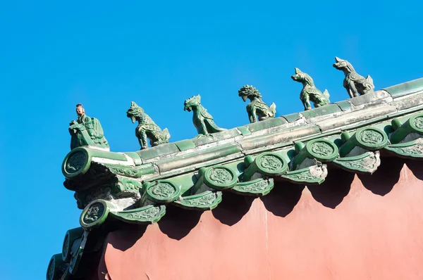 传统陶瓷屋顶监护人在喇嘛庙，北京 — 图库照片