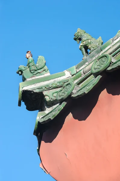 Tradiční Keramické figury na střeše Lama Temple, Peking — Stock fotografie